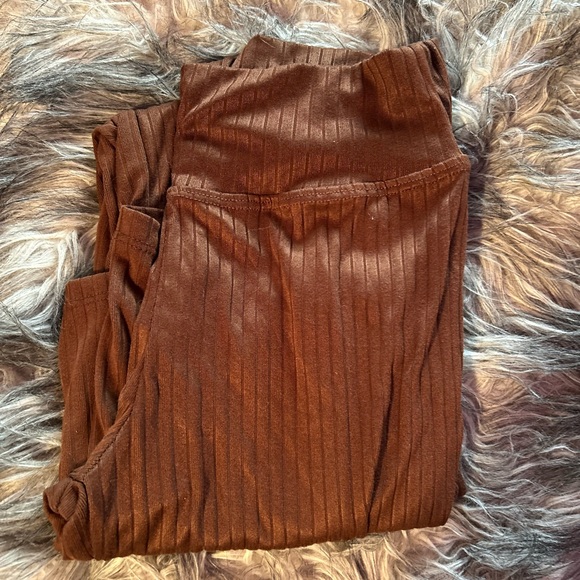 ⭒ cute brown ribbed flared leggings - Picture 1 of 3